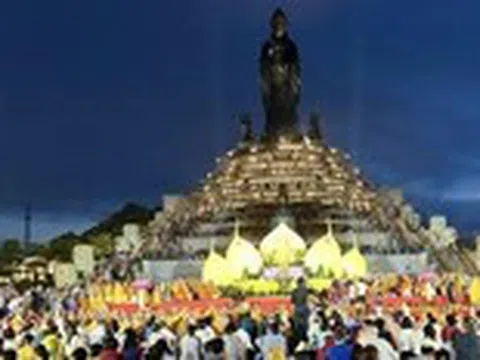 Hàng ngàn người thắp nến cầu nguyện hòa bình thế giới tại núi Bà Đen