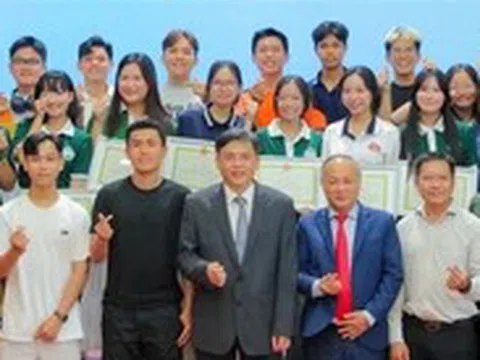 Có thể tuyên dương sinh viên nhường chỗ ngồi cho cựu chiến binh thay vì tặng bằng khen