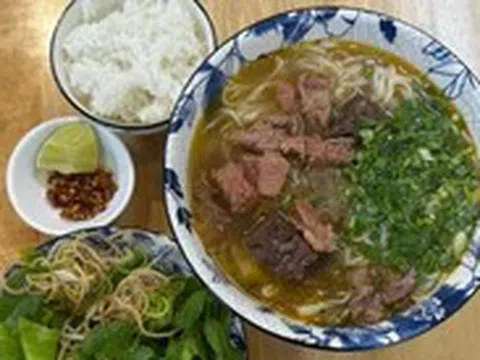 Ăn canh cá cơm lá me đất, bún xáo bò cơm nguội và cà pháo trắng giòn quán Mệ Nhơn