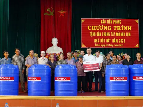 Báo Tiền Phong trao tặng 20 bồn chứa nước cho các hộ khó khăn tại Ninh Bình