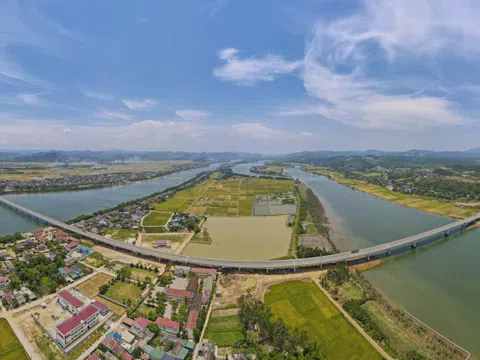 Bay trên cây cầu nghìn tỷ dài nhất tuyến cao tốc Bắc Nam qua Quảng Bình