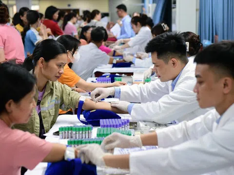 'Chiến binh áo trắng' cùng AI khám sàng lọc, chăm sóc sức khoẻ cộng đồng