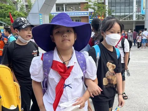 Hà Nội: Xác minh cô giáo dạy thêm học sinh chính khóa