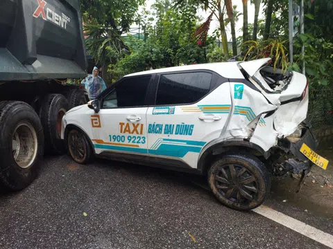 Xe đầu kéo và ô tô va chạm, đường Hồ Chí Minh ách tắc