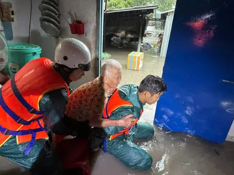 Mưa kinh hoàng, người dân ở Bình Dương bật khóc nhìn nhà ngập lụt, tan hoang