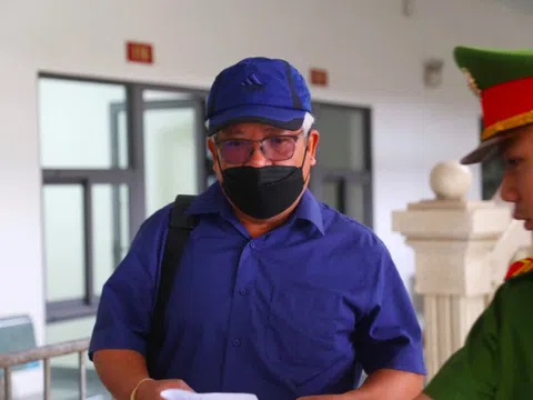 Cựu Thứ trưởng Bộ TN&MT cùng đồng phạm trước giờ khai mạc phiên xét xử vụ buôn lậu đất hiếm