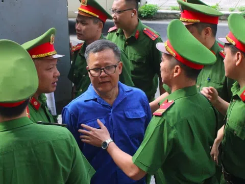 Chủ tịch Công ty Thái Dương và cựu Thứ trưởng Bộ TN&MT hầu tòa vụ buôn lậu đất hiếm sang Trung Quốc