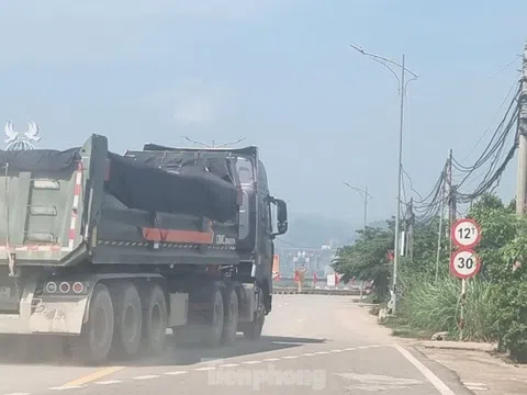 Hoà Bình: Đường đê mới đầu tư bị xe quá tải quần thảo cả ngày
