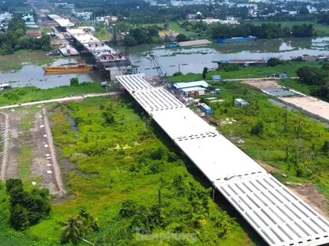 Cầu vượt sông Sài Gòn trên đường Vành đai 3 trước ngày hợp long