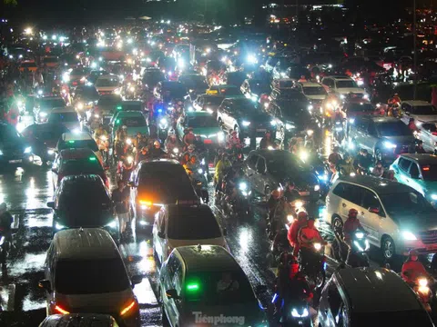 Hàng vạn người chật vật giữa đêm, tìm xe về nhà sau show Anh trai