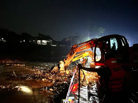 Bộ đội công binh ngày đêm túc trực bảo vệ cầu phao Phong Châu vì nước sông Hồng chảy xiết