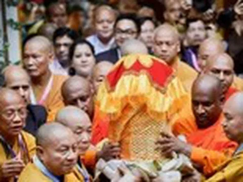 Xá lợi Phật về tới chùa Quán Sứ, biển người cờ hoa nghênh đón