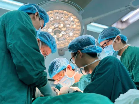 Ca vi phẫu ‘cân não’ cứu sống ngón tay bị đứt lìa