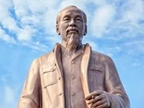 Tượng Bác Hồ đặt ở Làng Sen làm bằng đồng, nặng 6 tấn
