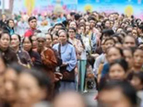 Dòng người bất tận xếp hàng vào chiêm bái xá lợi Phật tại chùa Quán Sứ