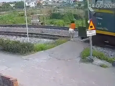 Clip cô gái bị tàu hỏa húc văng khi đi bộ qua đường ray