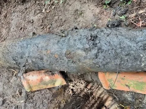 Phát hiện quả bom nặng gần 200kg khi đào mương