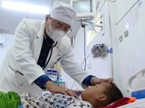 Ăn nhầm mì tôm chứa thuốc diệt chuột, 4 trẻ may mắn được cứu sống