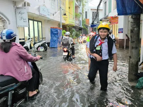 Cần Thơ ngập sâu, người dân vất vả di chuyển sau cơn mưa cuối ngày