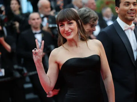 Bộ phim mở màn Cannes nhận tràng pháo tay 5 phút gây tranh cãi