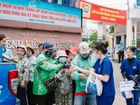 Những chai nước miễn phí làm mát lòng người giữa nắng hè