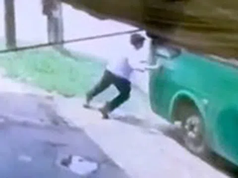 Xe buýt trôi tự do, phụ xe lao ra ngăn lại bị cán chết