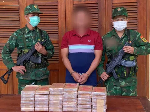 Bắt đối tượng vận chuyển 38 bánh ma túy từ nước ngoài về Việt Nam