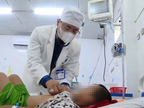 4 trẻ em ăn phải mì tôm có trộn thuốc diệt chuột