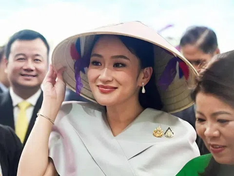Thời trang ấn tượng của nữ Thủ tướng Thái Lan trong chuyến thăm Việt Nam