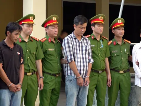Bắt thêm 2 cán bộ hải quan cùng 32 đối tượng trong đường dây buôn lậu hàng triệu lít xăng dầu