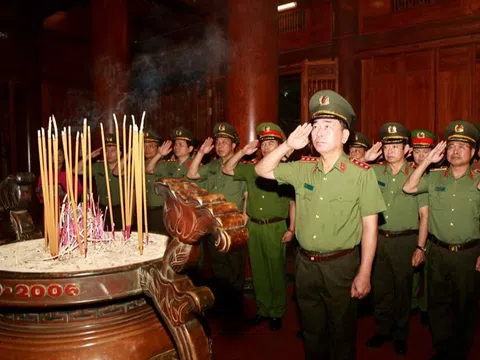 Đảng ủy Công an Trung ương dâng hương tưởng niệm Chủ tịch Hồ Chí Minh tại Di tích quốc gia đặc biệt Kim Liên