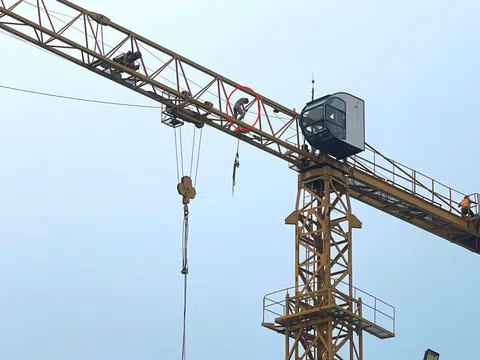 Đang giải cứu thanh niên khỏa thân đứng trên cần cẩu cao hàng chục mét