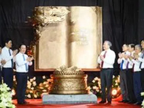 Tổng Bí thư Tô Lâm tặng tác phẩm 'Việt Nam - những trang sử vàng' cho Khu di tích Kim Liên