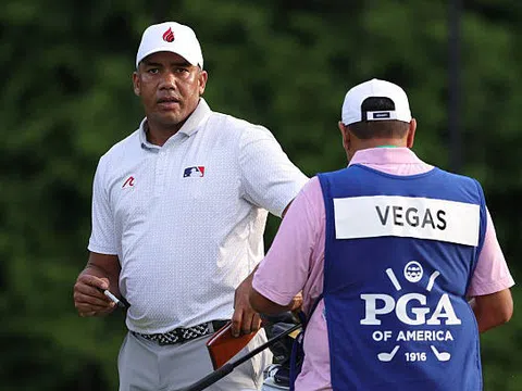 Từ cậu bé chơi golf bằng đá và cán chổi, Jhonattan Vegas giờ đang dẫn đầu PGA Championship