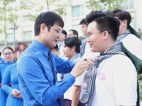 444 đại biểu dâng hoa Chủ tịch Hồ Chí Minh, đón nhận Huy hiệu Thanh niên tiên tiến làm theo lời Bác