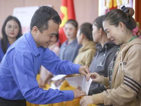 Ấm áp ‘Gian hàng 0 đồng’ cho thanh niên công nhân