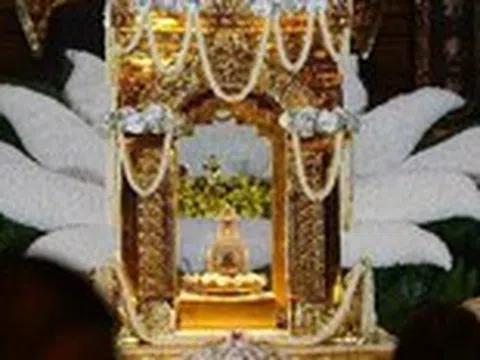 Hàng chục ngàn người về chùa Tam Chúc chiêm bái xá lợi Phật trong ngày đầu tiên