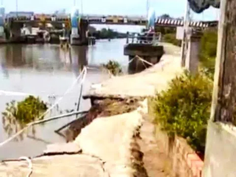Bạc Liêu: Sạt lở kinh hoàng, nhiều mét mặt đường bị sông 'nuốt chửng'