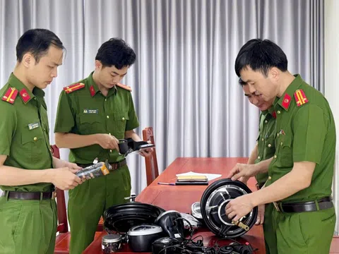Đồng loạt khám xét 9 địa điểm trong đường dây buôn lậu bình ắc quy, phụ tùng xe điện
