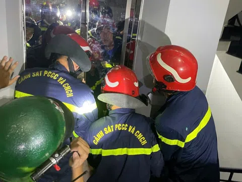 Cô gái bị mắc kẹt trong thang máy giữa đêm ở TPHCM