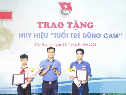 Bắc Giang trao huy hiệu 'Tuổi trẻ dũng cảm' cho đoàn viên và học sinh cứu người