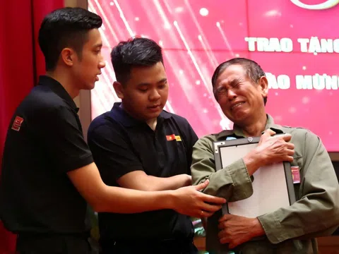 Thân nhân các liệt sĩ bật khóc khi nhận ảnh ‘Tô màu ký ức’