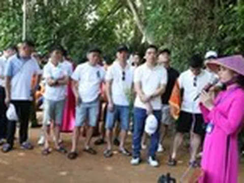 Người con muôn nẻo quê hương về Kim Liên dịp sinh nhật Bác