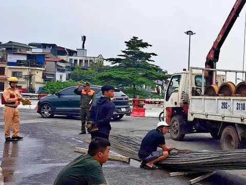 Vụ bó sắt hơn 10m rơi xuống đường ở Hà Nội: Tài xế và chủ phương tiện bị phạt hơn 40 triệu đồng