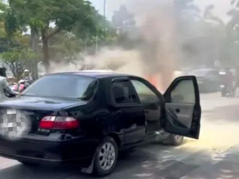 Ô tô con bốc cháy dữ dội trên đường phố trung tâm Huế