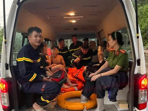 Giải cứu 11 học sinh mắc kẹt khi đi tắm suối