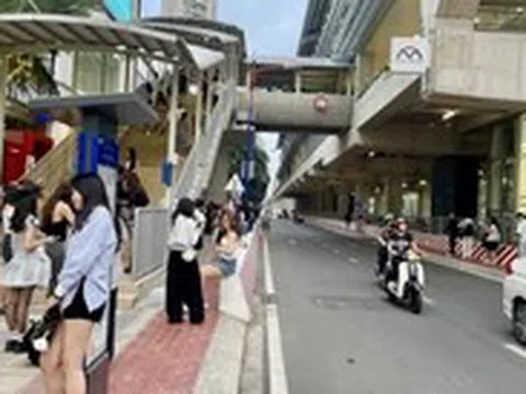 Chụp ảnh ở metro: Đừng chắn lối, chặn cửa tàu