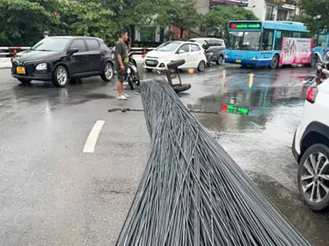 Hà Nội: Ô tô làm rơi bó sắt dài 12m, tắc nghẽn vòng xuyến cầu Chương Dương