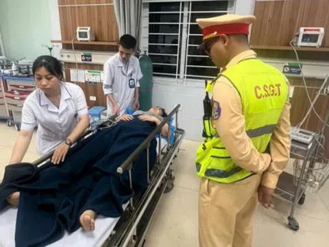 CSGT hỗ trợ đưa người phụ nữ bị chảy máu não đi cấp cứu