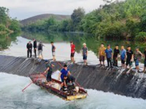 Vụ 7 học sinh đi tắm suối bị lũ cuốn: Thợ lặn tìm kiếm 2 cháu mất tích